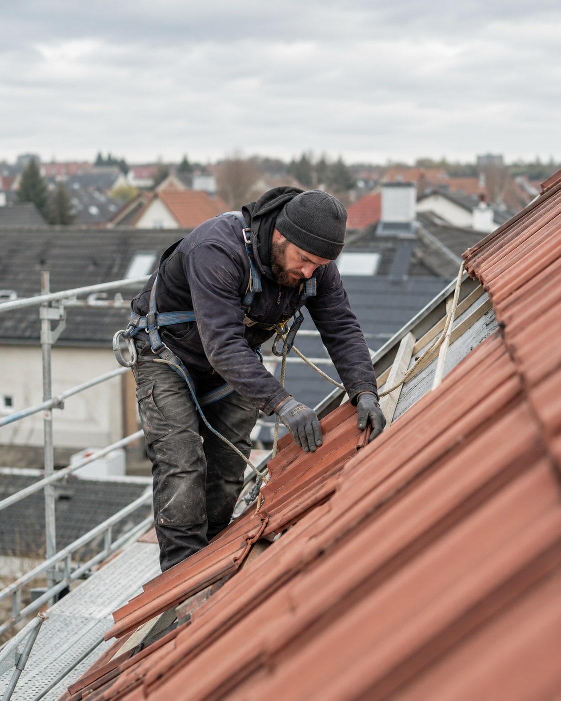 Dachdecker bei der Arbeit — organisiert mit Meistron