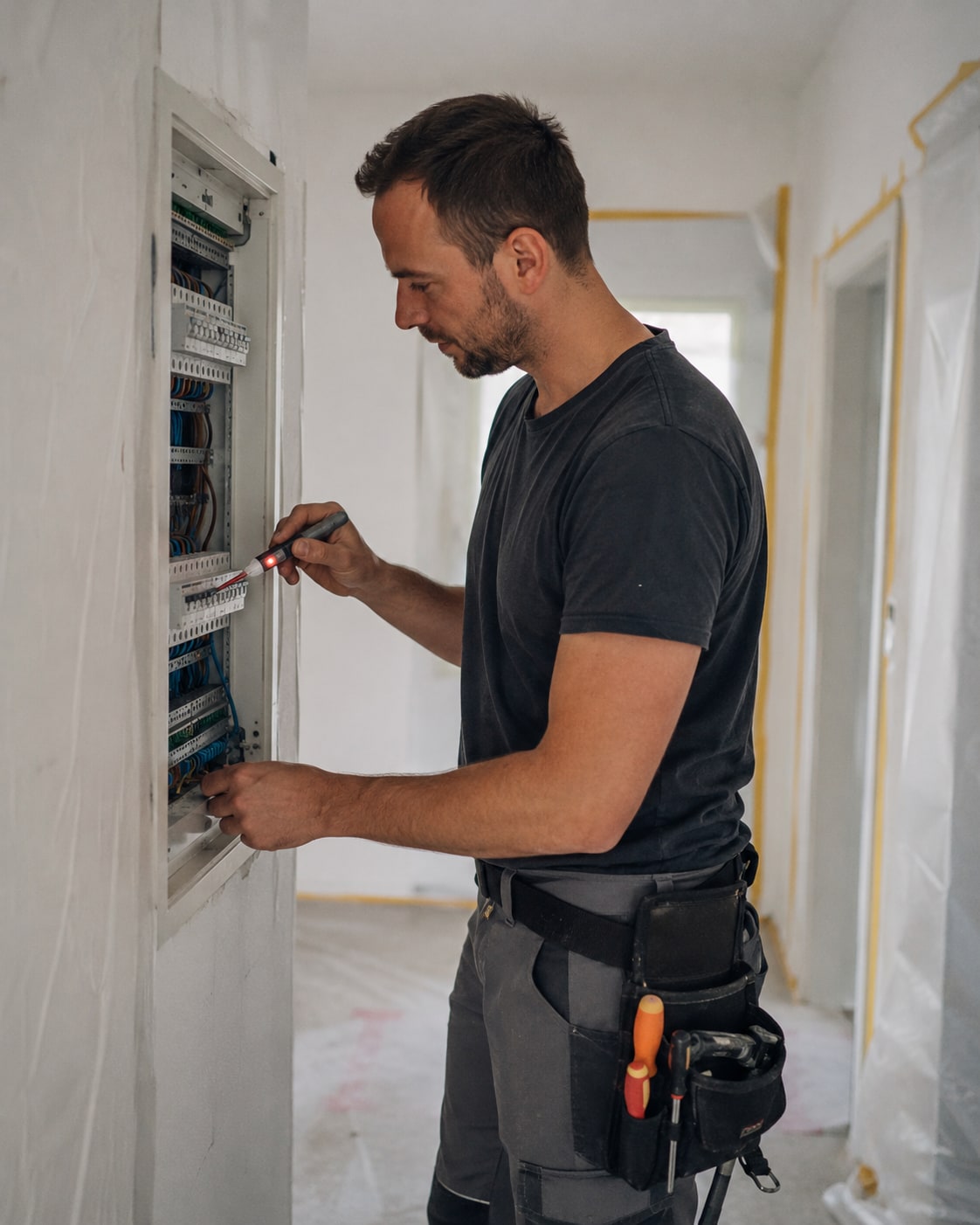 Elektriker bei der Arbeit — organisiert mit Meistron